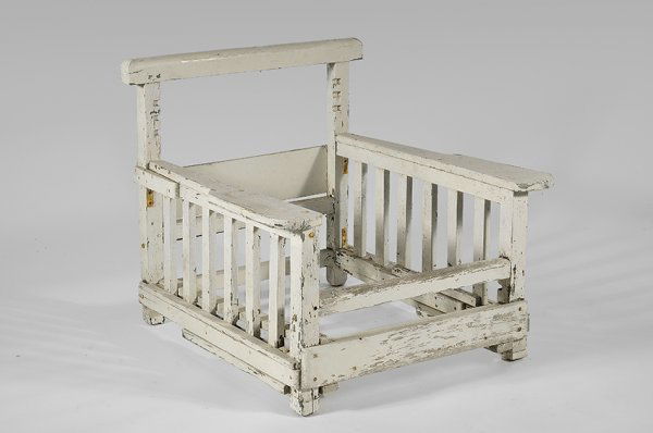 ROBERT MALLET STEVENS (1886-1945) édité par PIERRE: ROBERT MALLET STEVENS (1886-1945) édité par PIERRE DARIEL Important garden chair in slats of white lacquered open work wood. Circa 1927. H : 30 3/4 l : 32 1/4 D : 35 1/2 in.