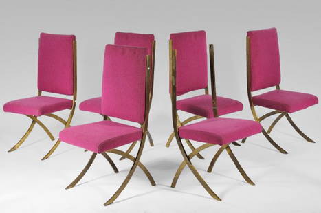 ROBERT THIBIER, attribué à Suite de six chaises à: ROBERT THIBIER, attribué à Suite de six chaises à structure «compas» en laiton doré. Garniture en tissu framboise. Vers 1960-1970. H : 98 cm l : 44,5 cm P : 46 cm