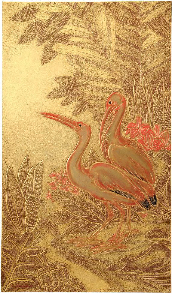 GASTON SUISSE (1896-1988) Panneau décoratif rectang: GASTON SUISSE (1896-1988) Panneau décoratif rectangulaire à décor de deux hérons dans un marécage en bois laqué rose et doré. Signé en bas à droite «G. Suisse». Vers 1930. Dimensions : 109