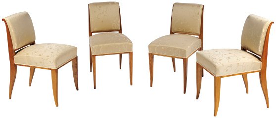 JACQUES-EMILE RUHLMANN (1879-1933) Suite de quatre: JACQUES-EMILE RUHLMANN (1879-1933) Suite de quatre chaises en chêne, modèle «Drouant», à dossier plat, légèrement incurvé se prolongeant en pieds arrières effilés et sabres à l'avant. Assis