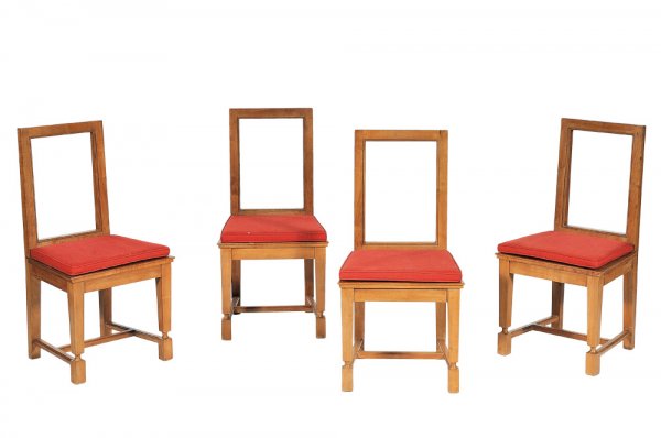 ANDRÉ ARBUS (1903-1969) Suite de quatre chaises en: ANDRÉ ARBUS (1903-1969) Suite de quatre chaises en merisier à dossier droit ajouré reposant sur un piétement réuni par une entretoise. Garniture de l'assise et du dossier en tissu rouge. Vers 1