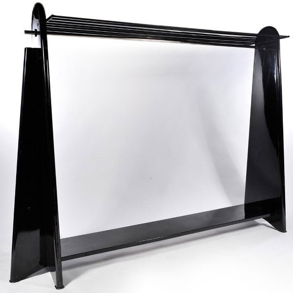 Alfred PORTENEUVE (1896-1949) et Raymond SUBES (18: Alfred PORTENEUVE (1896-1949) et Raymond SUBES (1893-1970) Important porte-manteaux à structure composée de deux larges montants en métal laqué noir réunis en partie basse par une entretoise f