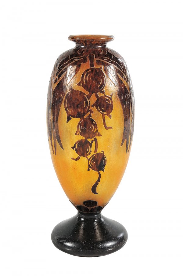 LE VERRE Français Vase de forme ovoïde monté sur p: LE VERRE Français Vase de forme ovoïde monté sur piédouche en verre multicouches à décor de grappes marrons sur fond jaune-orangé dégagé à l'acide. Signé au berlingot. Vers 1920. H : 20 cm 