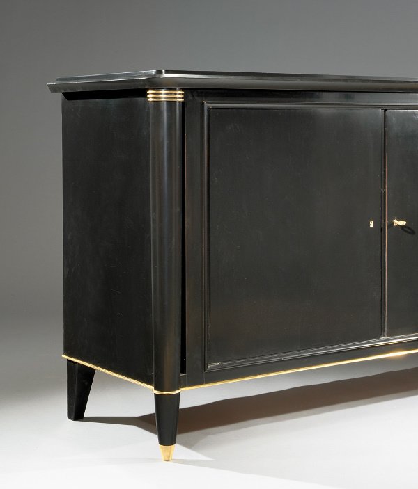 BATISTIN SPADE (1891-1969) Enfilade en bois laqué: BATISTIN SPADE (1891-1969) Enfilade en bois laqué noir ouvrant par trois portes en façade donnant sur des étagères en sycomore. Elle repose sur deux pieds sabrés à l'arrière et deux pieds cylin