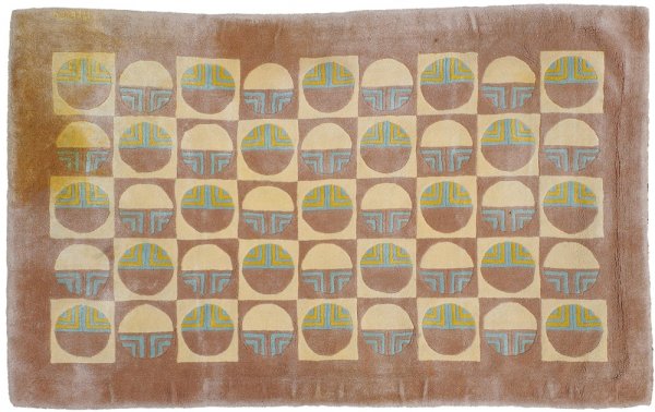 ANDRÉ LELEU Tapis en laine à décor géométrique de: ANDRÉ LELEU Tapis en laine à décor géométrique de cercles inscrits dans carrés jaune et bleu sur fond beige taupe. Signé «A.Leleu» et bolduc «Leleu Décorateur Paris n° 847». Vers 1950. Di