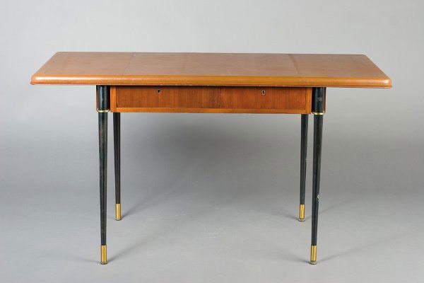 BATISTIN SPADE (1891-1969) Bureau en placage d'a: BATISTIN SPADE (1891-1969) Bureau en placage d'acajou ouvrant en ceinture par deux tiroirs, à plateau rectangulaire entièrement gainé de cuir marron souligné d'un filet doré. Il Repose sur q