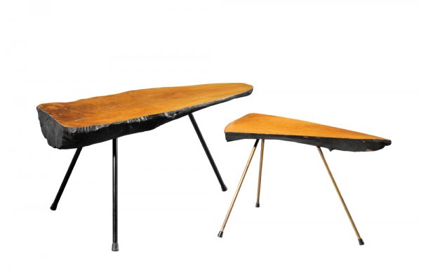 CARL AUBÖCK (1900-1957) Petite table basse à plat: CARL AUBÖCK (1900-1957) Petite table basse à plateau en tranche de noyer brut verni reposant sur un piétement tripode en métal tubulaire doré. Vers 1957. H : 49 cm L : 60 cm P : 50 cm Biblio