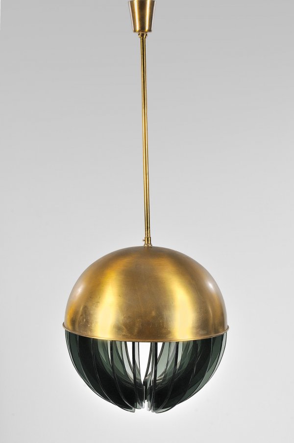 FONTANA ARTE Suspension boule à fût cylindrique en: FONTANA ARTE Suspension boule à fût cylindrique en laiton doré soutenant une large coupe hémisphérique enserrant des lames de verre fumées taillées. Vers 1960. H : 110 cm Diam : 45 cm