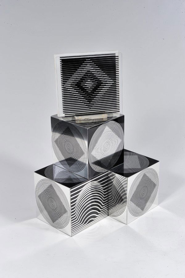 VICTOR VASARELY (1906-1997) Édition Denise René Cu: VICTOR VASARELY (1906-1997) Édition Denise René Cube en aluminium anodisé à décor cinétique sérigraphié. Vers 1970. Dimensions : 17 x 17 cm