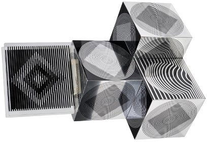 VICTOR VASARELY (1906-1997) Édition Denise René Cu: VICTOR VASARELY (1906-1997) Édition Denise René Cube en aluminium anodisé à décor cinétique sérigraphié. Vers 1970. Dimensions : 17 x 17 cm