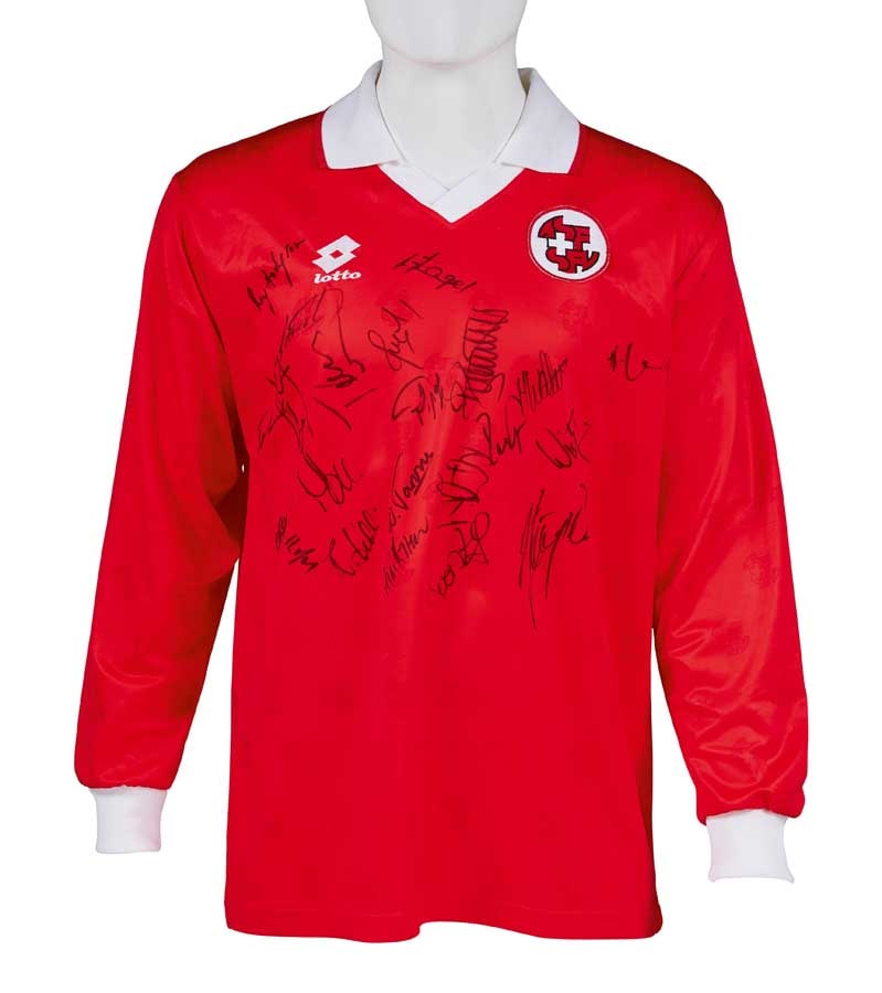 MARCO GRASSI: MARCO GRASSISwiss jersey n°15Signed by the entire 1994 national team.Worn by Marco Grassi during a Swiss match, match to be determined (1994). The jersey is signed by all Swiss players. Marco Gra