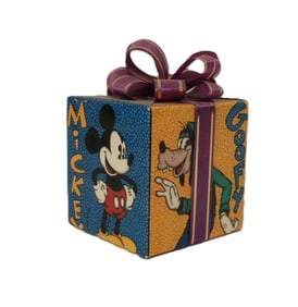 A Musical Treasures Present Music Box.