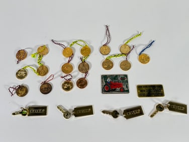 Lot of 23 medals, keys and placards.