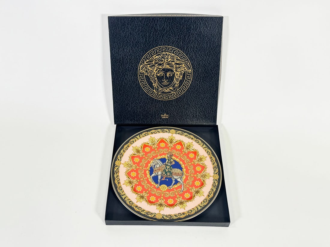 1996 Le Roi Balthasar Versace Christmas plate by Rosenthal - Continental.: 1996 Le Roi Balthasar Versace Christmas plate by Rosenthal - Continental. Presents with original box. Retired in 1996. Condition: Near Mint. Size: 12" Diameter.