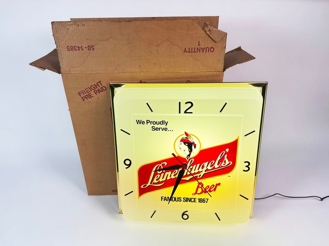 NOS vintage Leinenkugel's Beer light-up tavern clock. (1 of 1)