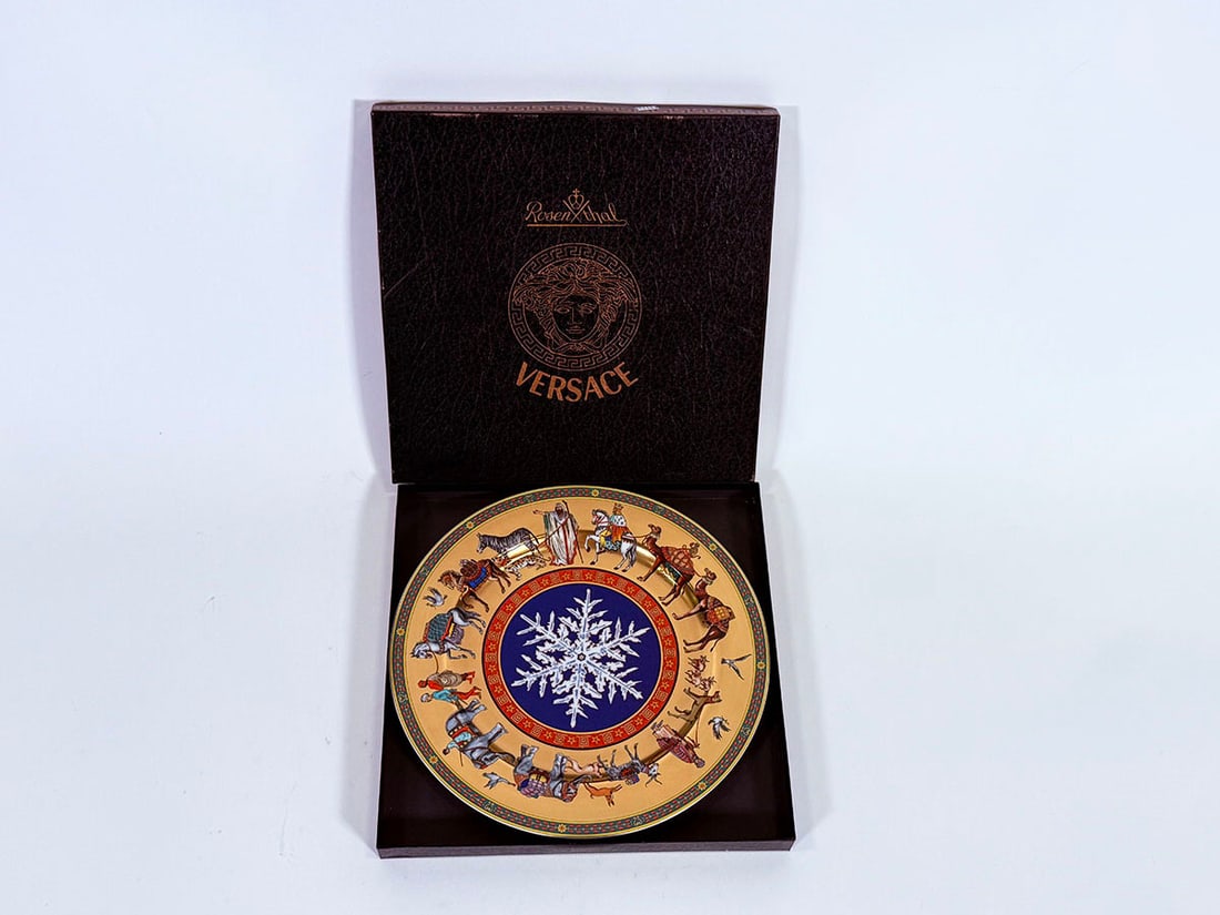 1998 Versace Cortege De Noel Christmas plate by Rosenthal - Continental.: 1998 Versace Cortege De Noel Christmas plate by Rosenthal - Continental. Presents with original box. Condition: Near Mint. Size: 12" Diameter.