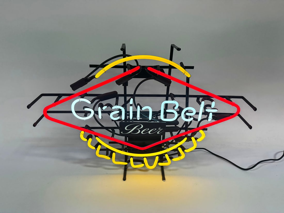Vintage Grain Belt Beer neon tavern sign.: Vintage Grain Belt Beer neon tavern sign. Features the iconic bottle cap logo. Nice colors. Condition: 9.0. Size: 23"x15"x7".