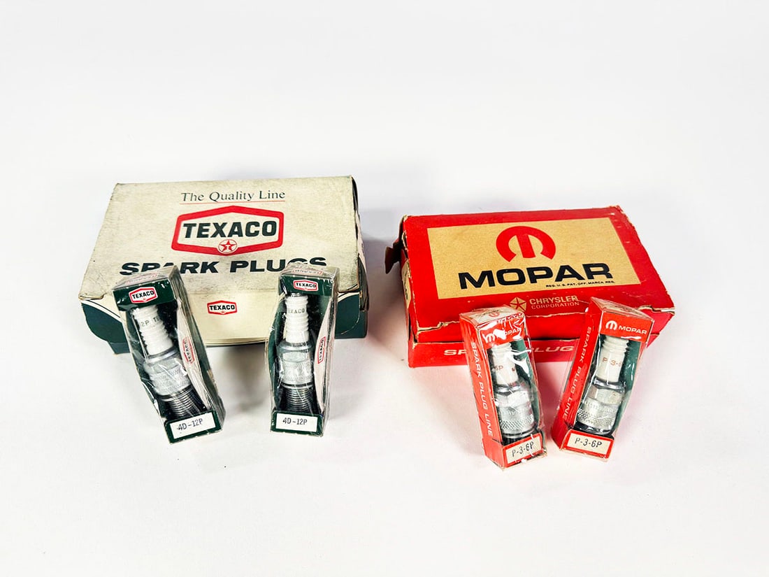 Lot of two NOS 1950s spark plug display boxes for Texaco and Mopar. (1 of 2)