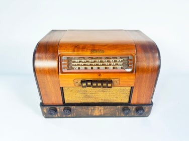 1930s Philco antique wooden Radio.