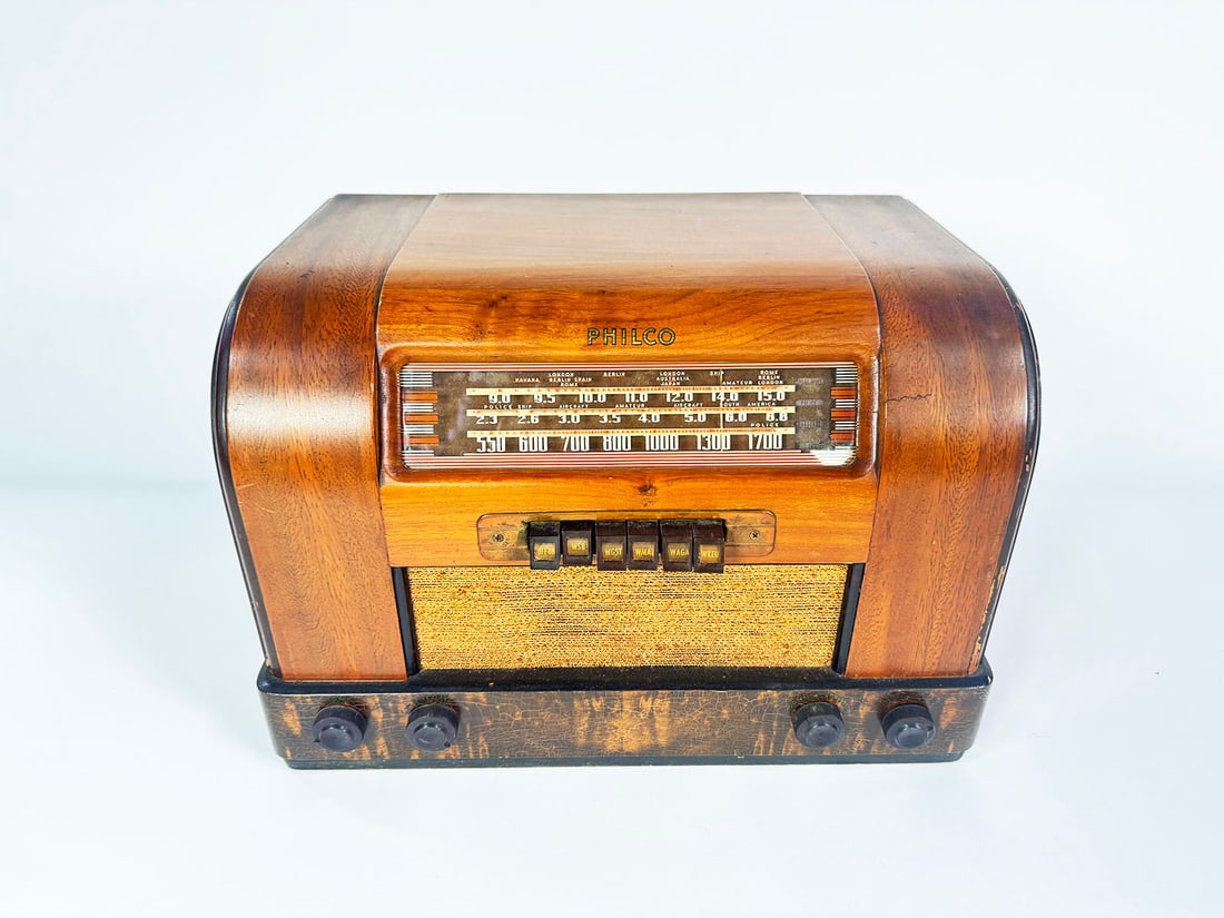 1930s Philco antique wooden Radio. (1 of 2)