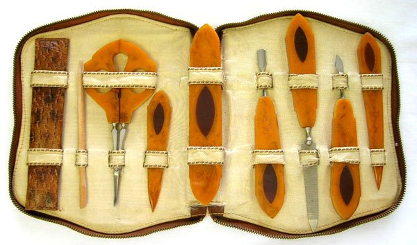 1930'S 9 PIECE LADIES BAKELITE NAIL SET: 1930'S 9 PIECE LADIES BAKELITE NAIL SET * MEASURES APROX. 12" WIDE WHEN CASE IS OPENED * TWO TONE BAKELITE * GRADE 8 * SCISSORS HAVE SMALL CRACK *