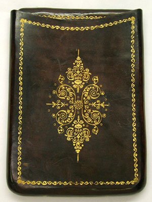 EARLY HAND TOOLED GOLD ON LEATHER CIGARETTE CASE: EARLY HAND TOOLED GOLD ON LEATHER CIGARETTE CASE * MEASURES APROX. 5" TALL X 3 1/2" * NICE LEATHER WORK WITH GOLD ACCENTS * GRADE 9 *