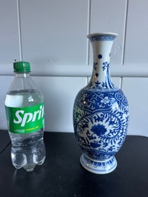 Chinese Blue And White Porcelain China Vase Mark