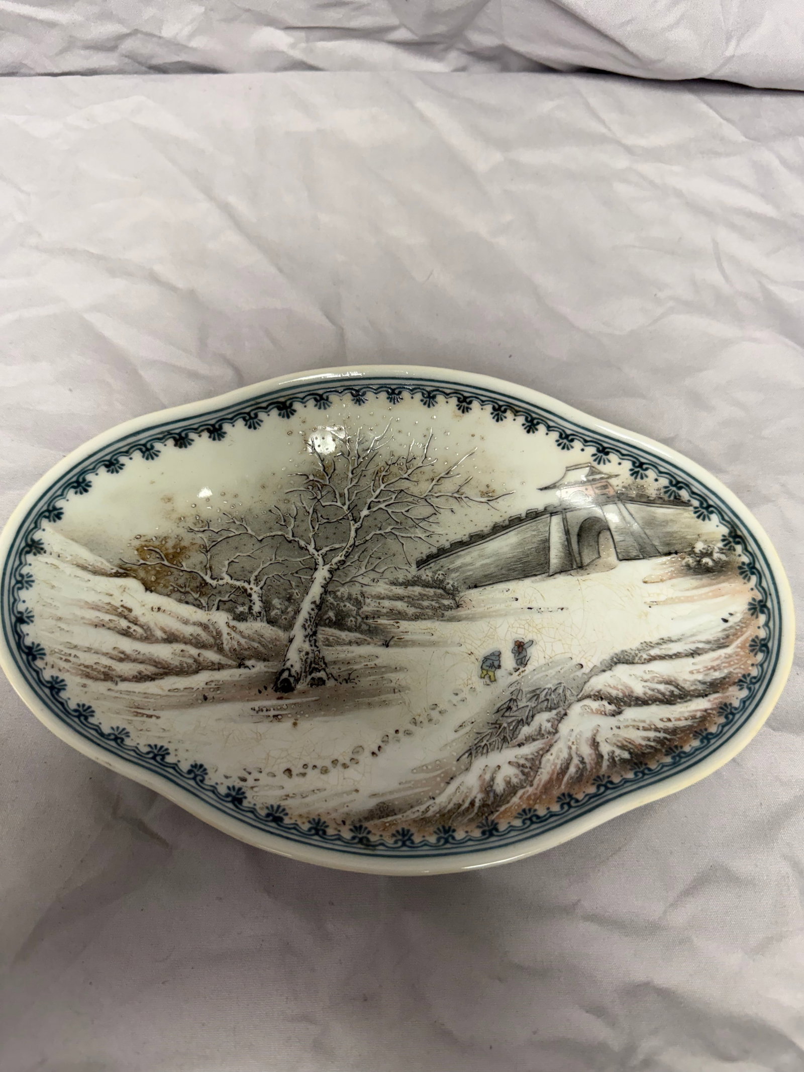 Chinese famille rose Landscape porcelain plate with mark: Size: 8 in 20.5 cm / Provenance: From Philadelphia PA collector. We can offer Affordable, Reliable packing and shipping to all over the world for most items, generally save 10% than UPS store or more,