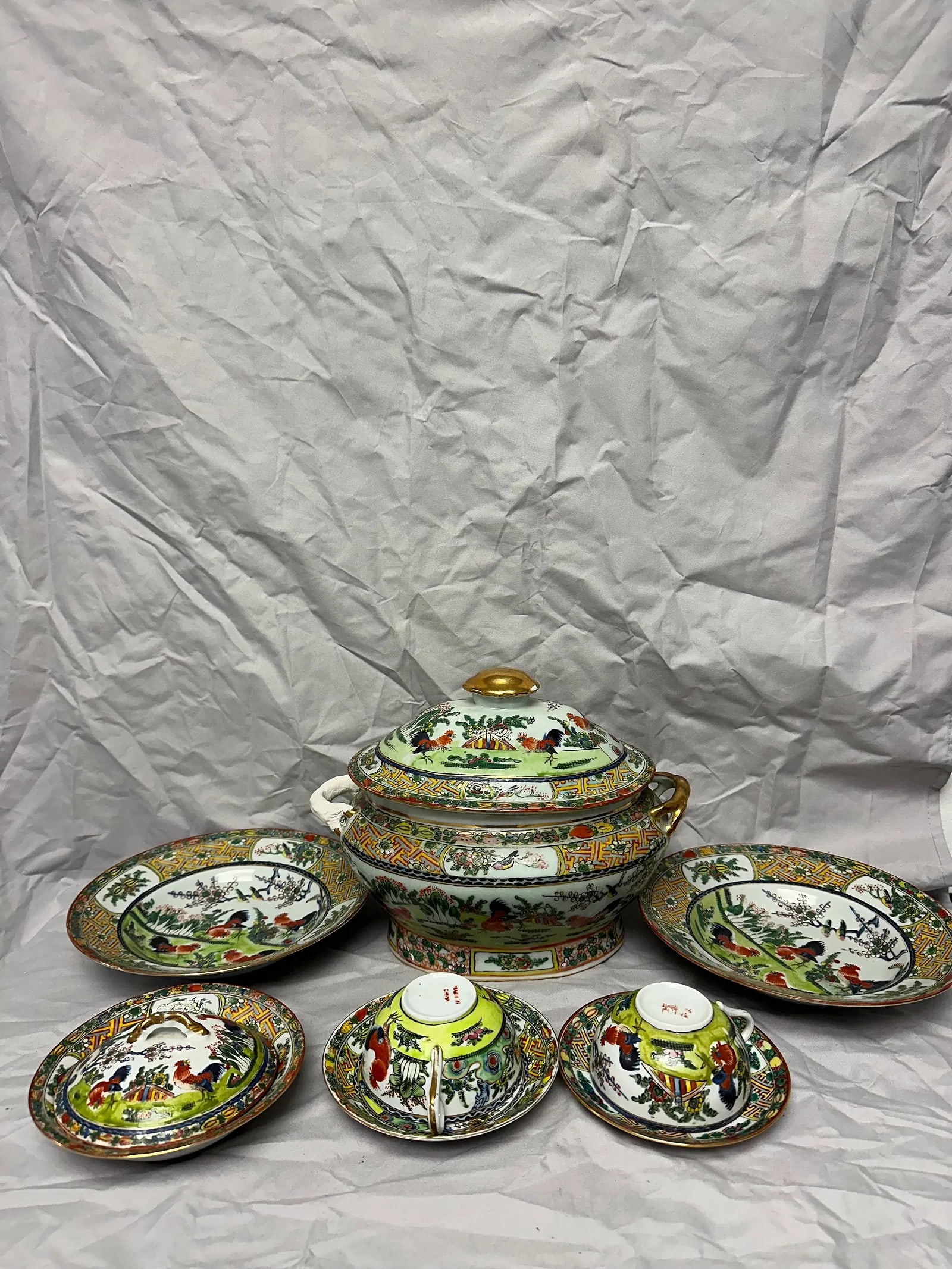 Set Of Famille Rose Chinese Famille Rose Porcelain tableware (1 of 6)