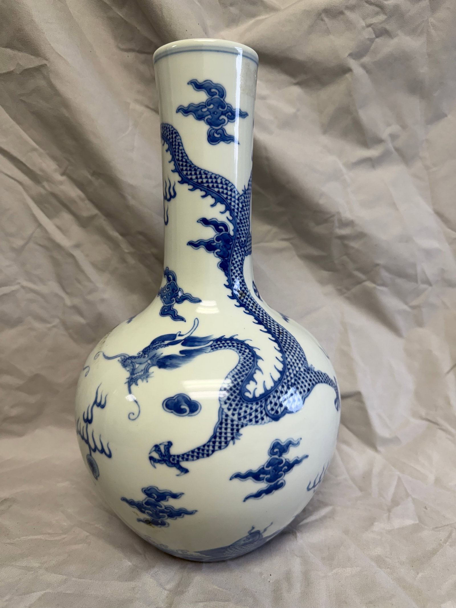 Chinese Blue And White Dragons Porcelain Vase Six Characters Mark (1 of 12)