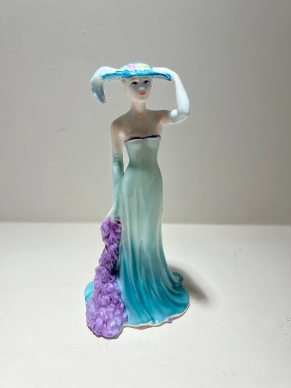 Vintage Coalport Debutante Anita bone china figurine (1 of 2)