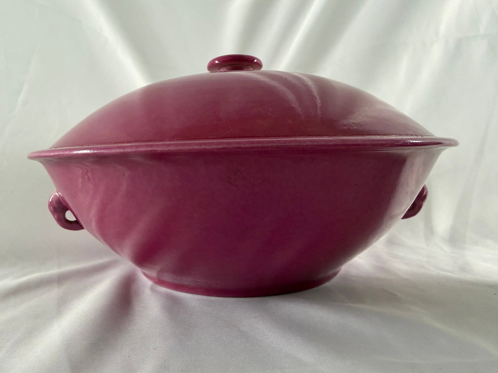Chinese pink glazed porcelain lid pot with 4 China red characters mark: Size: 9.5 inches/ 24.1 cm. Provenance: From New castle DE collector. We can offer Affordable, Reliable packing and shipping to all over the world for most items, generally save 10% than most shipper o