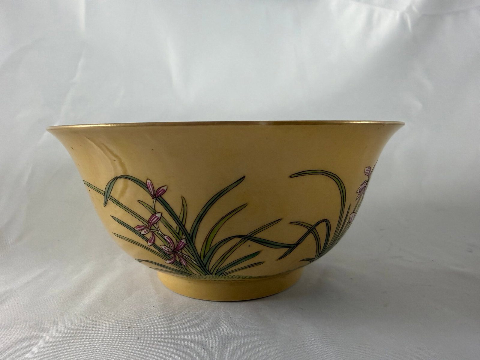 Chinese yellow glazed enameled famille rose China characters porcelain bowl: Size: 6.5 inches/ 16.5cm. Provenance: From Elkton MD collector. We can offer Affordable, Reliable packing and shipping to all over the world for most items, generally save 10% than most shipper or mor