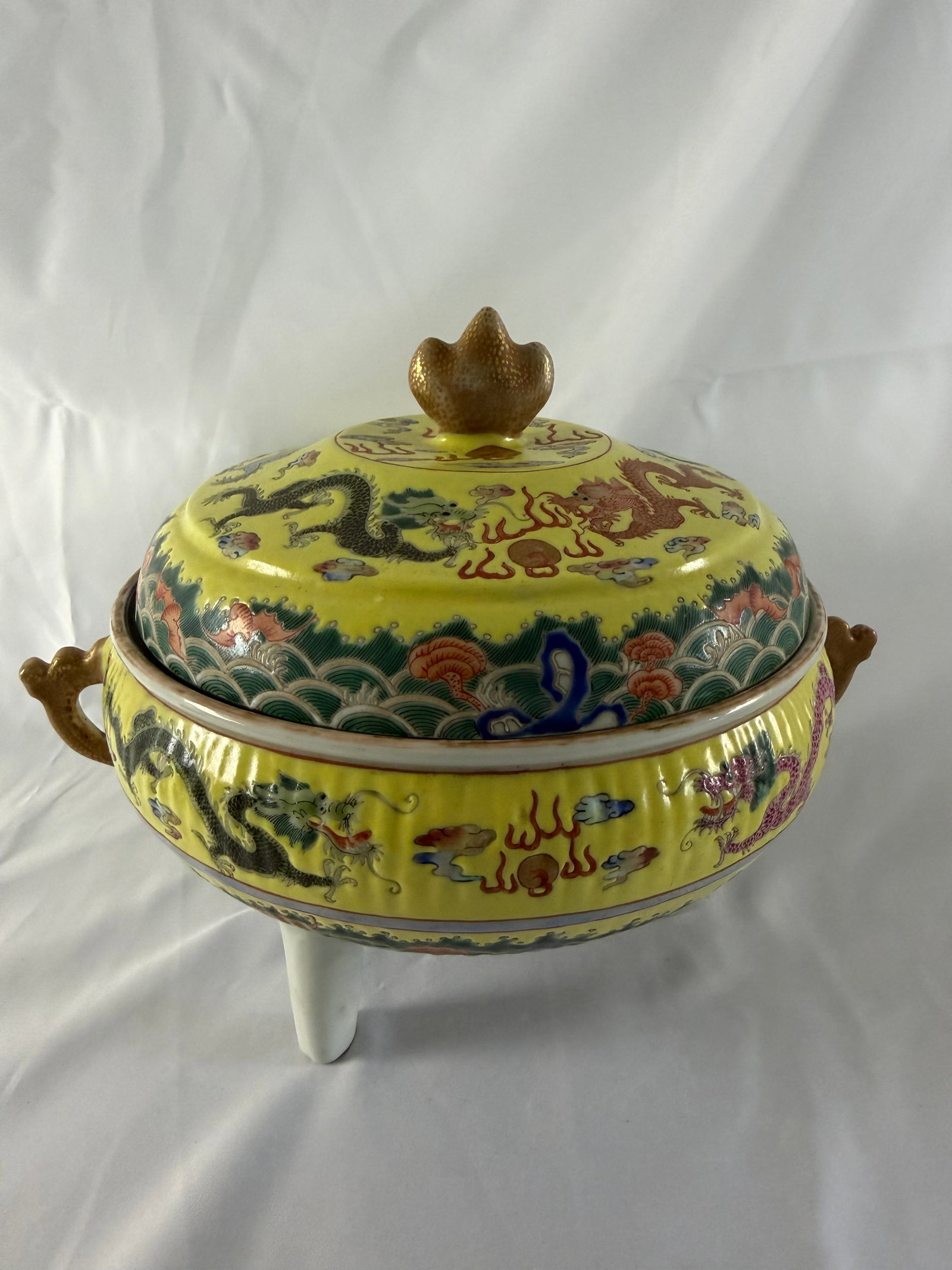Chinese enameled famille rose yellow glazed dragons Porcelain China lid pot: Size: 7.5 inches/ 19 cm. Provenance: From Trenton NJ collector. We can offer Affordable, Reliable packing and shipping to all over the world for most items, generally save 10% than most shipper or mor