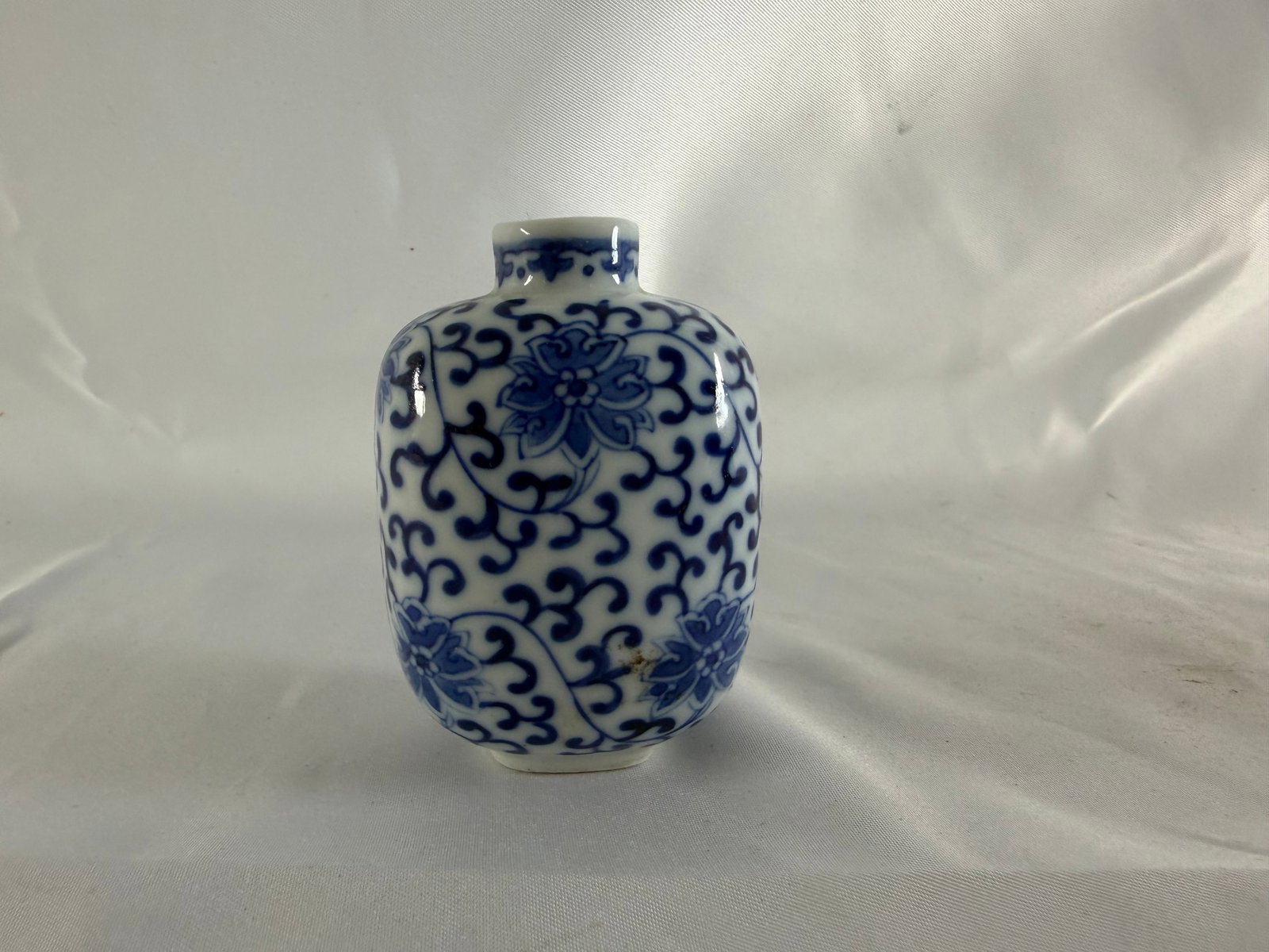 Chinese blue and white lotus Porcelain China snuff bottle mark (1 of 7)