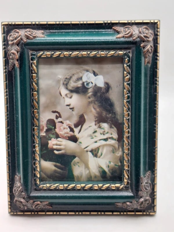 lovely well made antique style photo frame rectangle shape 3.5" x 5" x4: Size: 3.5X4X5 inches/ 16.5cm. Provenance: From Dover DE collector. We can offer Affordable, Reliable packing and shipping to all over the world for most items, generally save 10% than most shipper or
