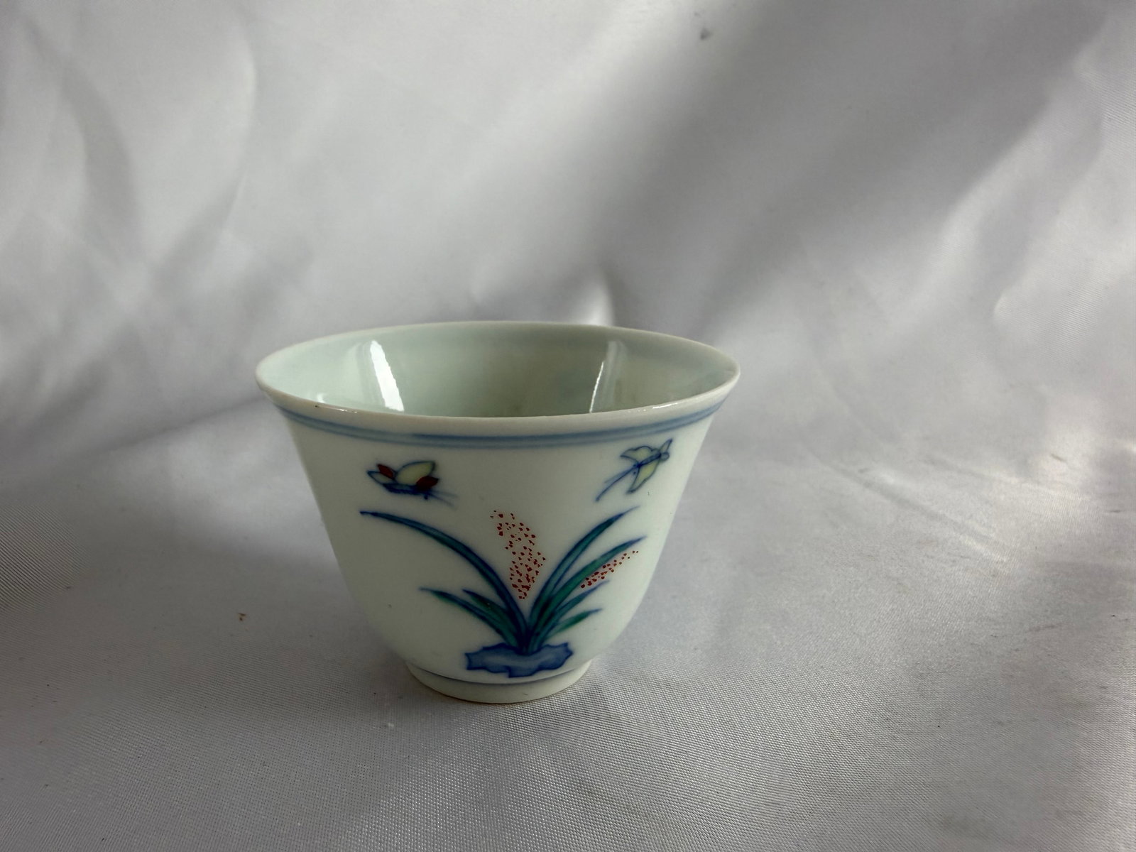 Chinese blue and white with famille rose Porcelain China cup mark: Size: 2.3 inches/ 5.9 cm. Provenance: From York PA collector. We can offer Affordable, Reliable packing and shipping to all over the world for most items, generally save 10% than most shipper or more,