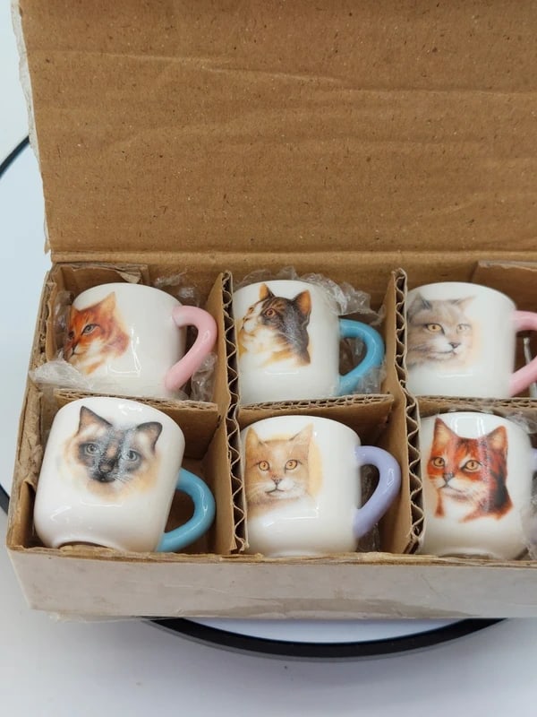 Small Cup Decorative Ceramic Mug Cats Design Miniature: Size: 2 inches/ 5.1 cm. Provenance: From York PA collector. We can offer Affordable, Reliable packing and shipping to all over the world for most items, generally save 10% than most shipper or more, f