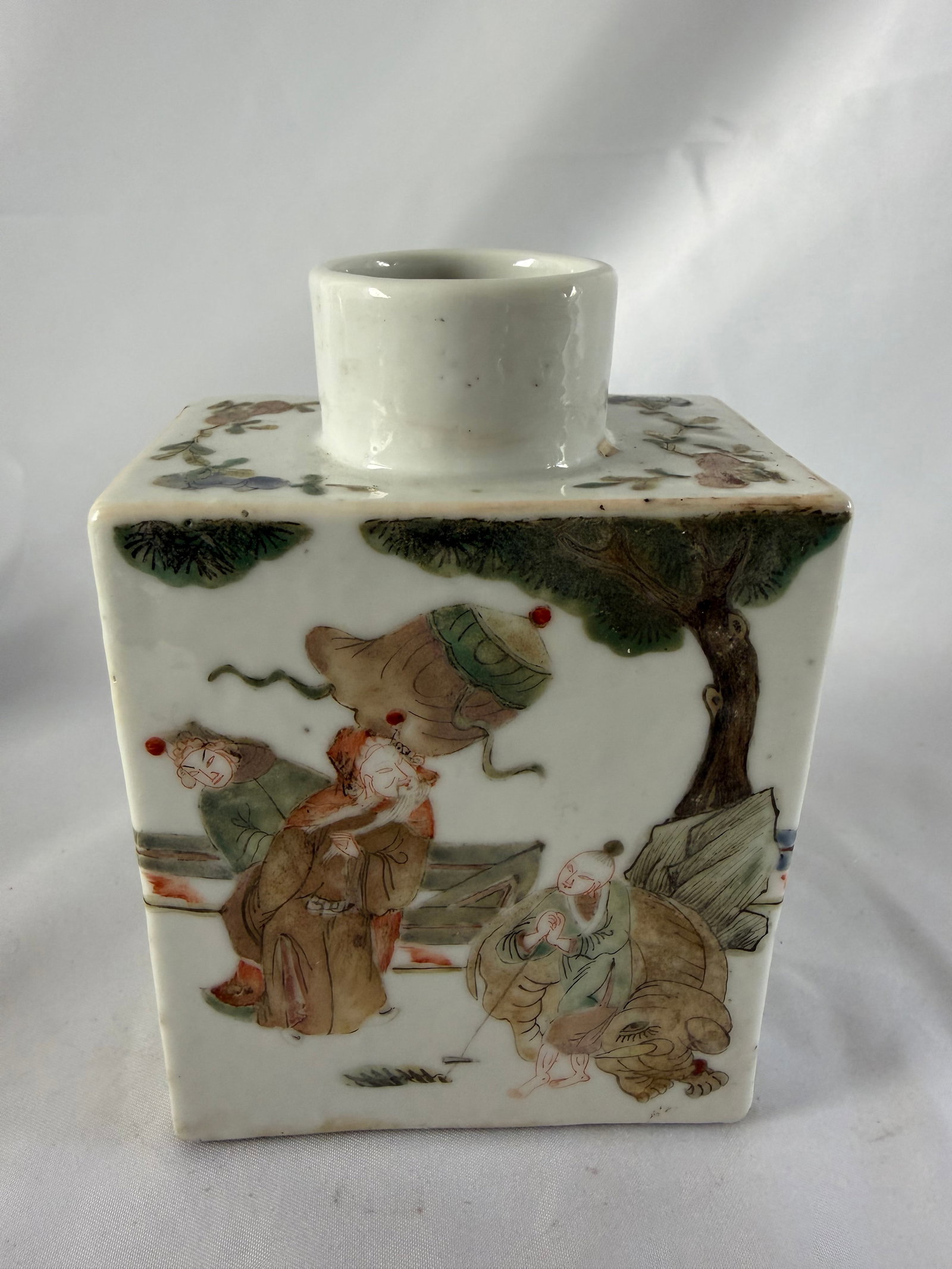 Chinese enameled famille rose scene Porcelain China tea caddy: Size: 5.5 inches/ 14 cm. Provenance: From Media PA collector. We can offer Affordable, Reliable packing and shipping to all over the world for most items, generally save 10% than most shipper or more,