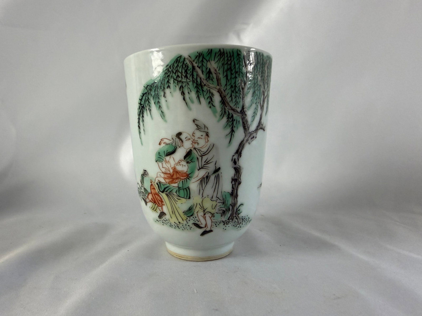 Chinese enameled famille rose figures Porcelain China rare cup no mark: Size: 2.7 inches/ 7 cm. Provenance: From Media PA collector. We can offer Affordable, Reliable packing and shipping to all over the world for most items, generally save 10% than most shipper or more, 