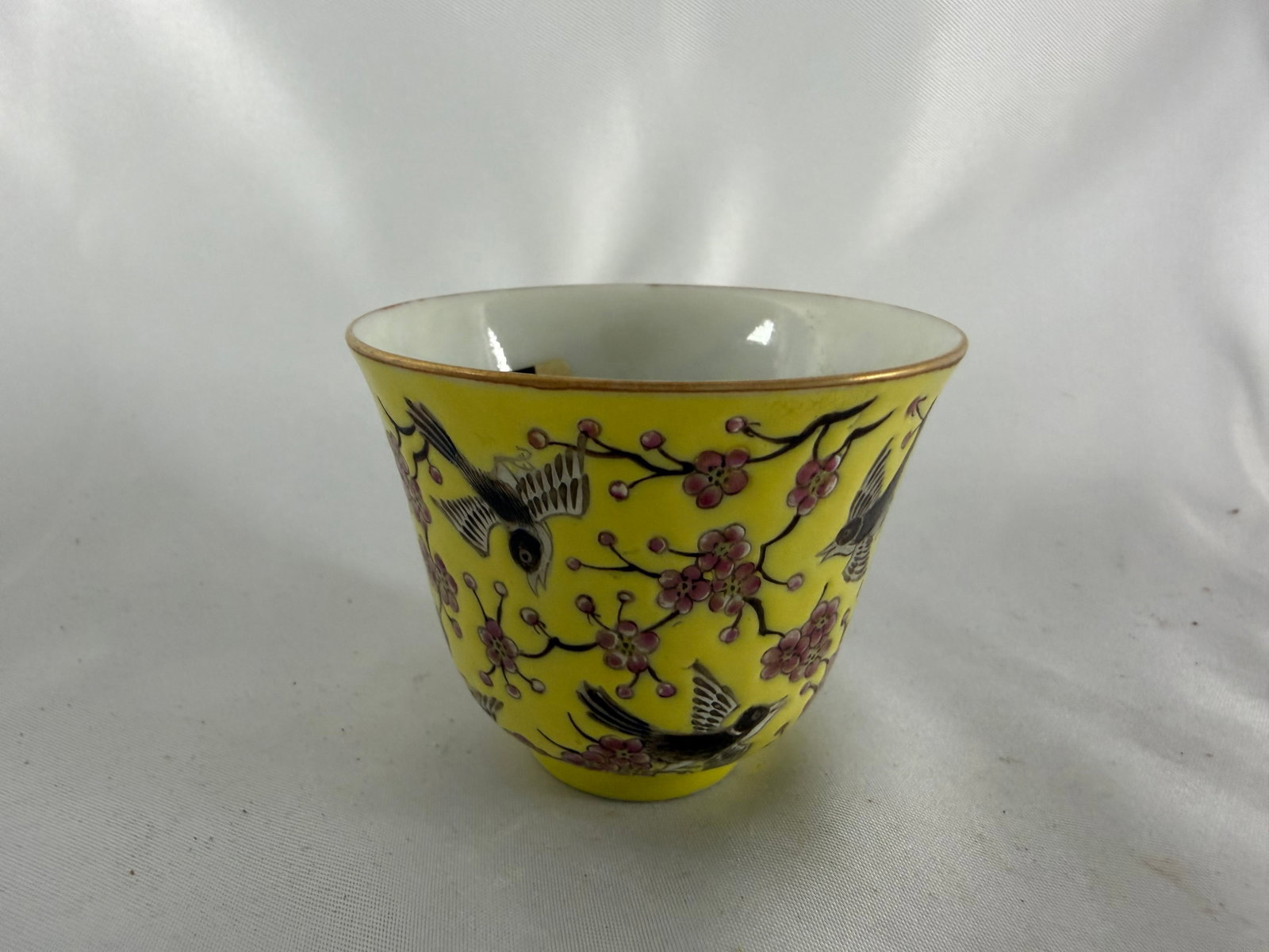 Chinese enameled famille rose yellow glazed Porcelain China cup mark: Size: 2.3 inches/ 5.9 cm. Provenance: From Middletown DE collector. We can offer Affordable, Reliable packing and shipping to all over the world for most items, generally save 10% than most shipper or