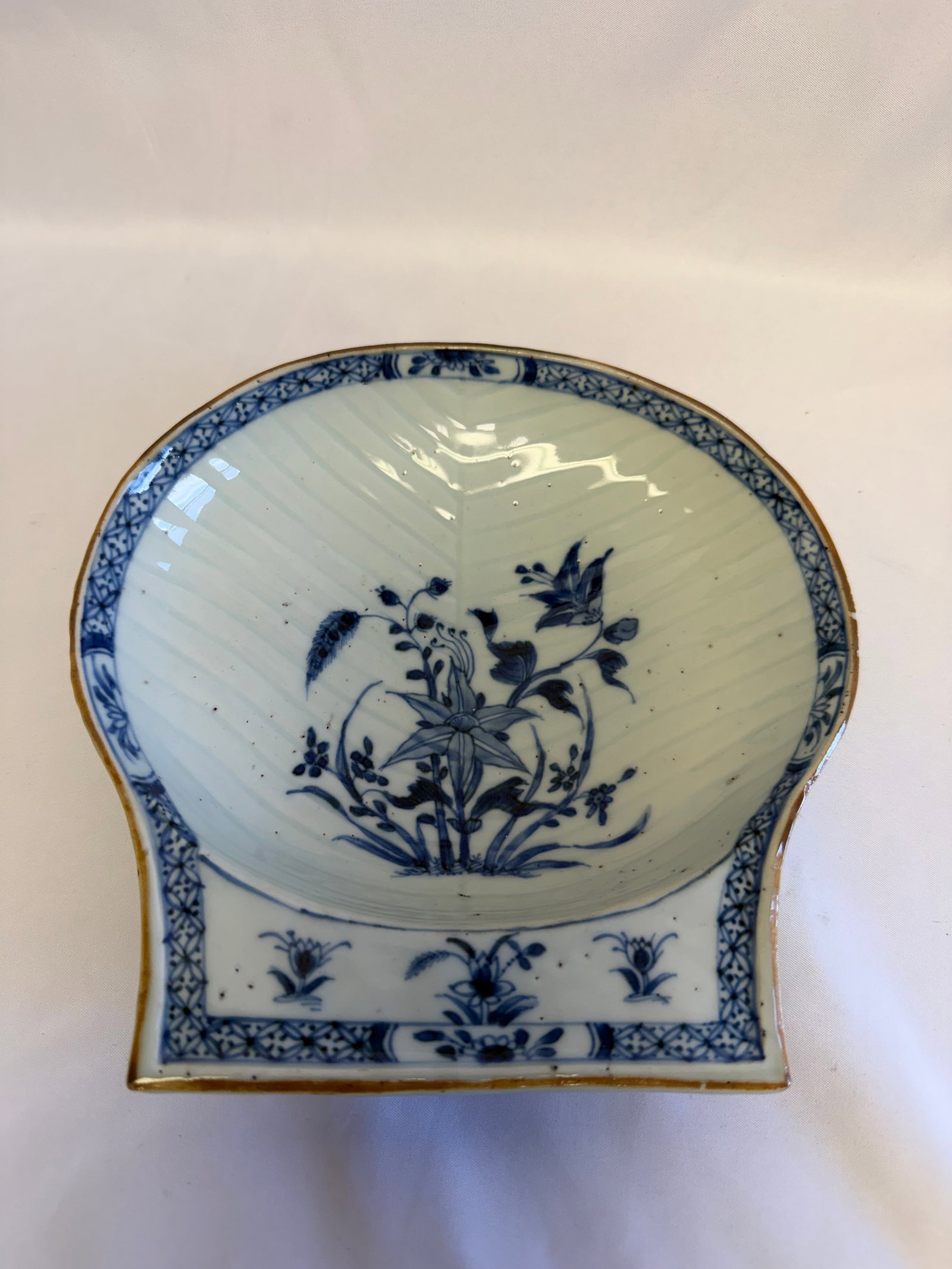 Chinese Antique Export Blue And White Flowers Warm Plate: Size: 9 inch. Provenance: From Bear DE collector. Preview Day: Preview open On Jun 13th Sat 10AM-4 PM, welcome. We can offer Affordable, Reliable packing and shipping to all over the world for most it