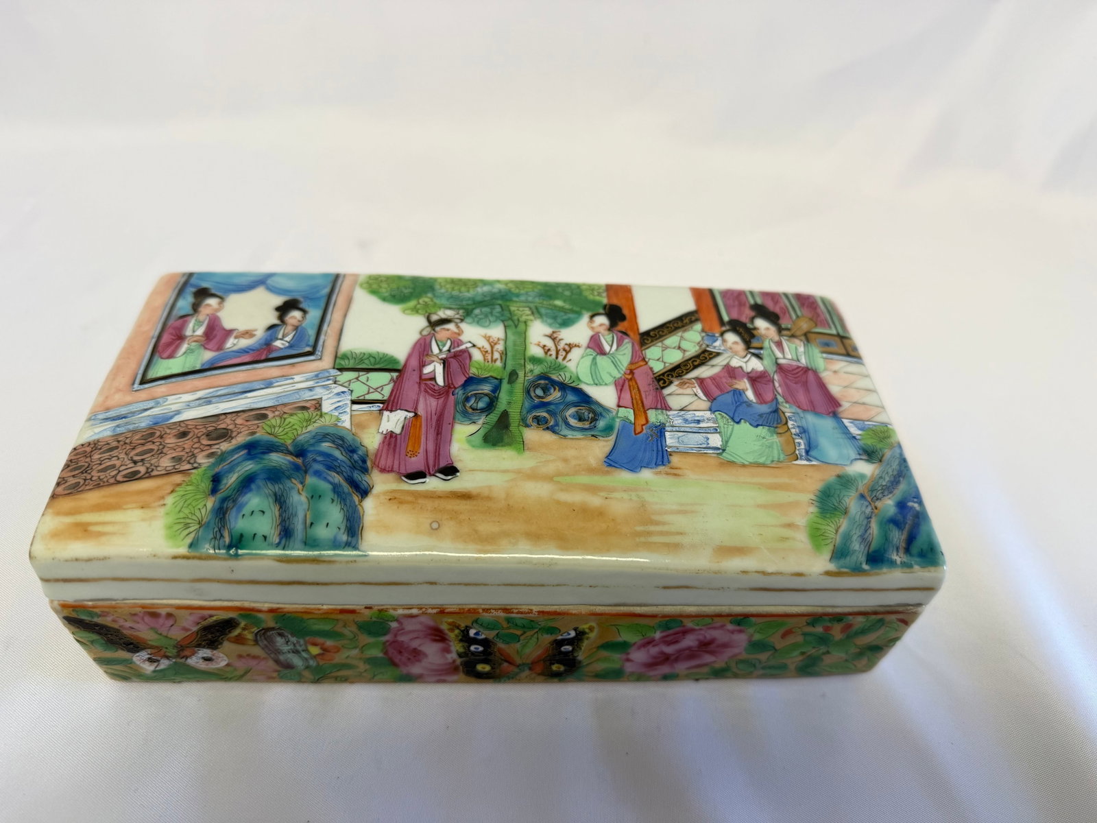 Chinese Enameled Famille Rose Scene Porcelain China Lid Box (1 of 7)