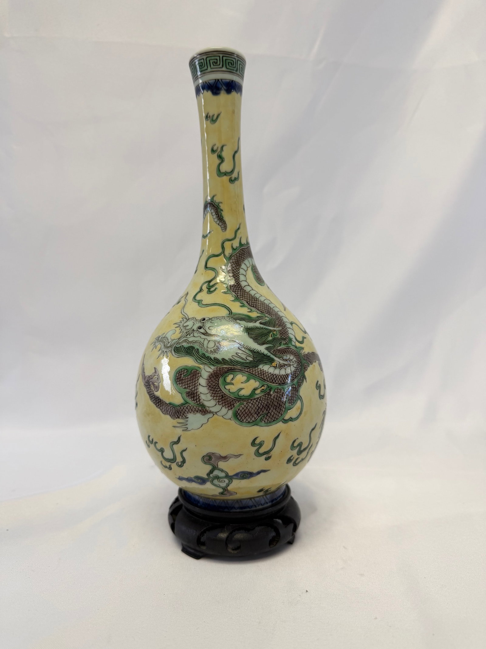 Chinese Enameled Famille Rose Dragons Porcelain China Vase Blue And White Mark: Size: 9.8 inch. Provenance: From New Castle DE collector. Preview Day: Preview open On Jun 13th Sat 10AM-4 PM, welcome. We can offer Affordable, Reliable packing and shipping to all over the world for