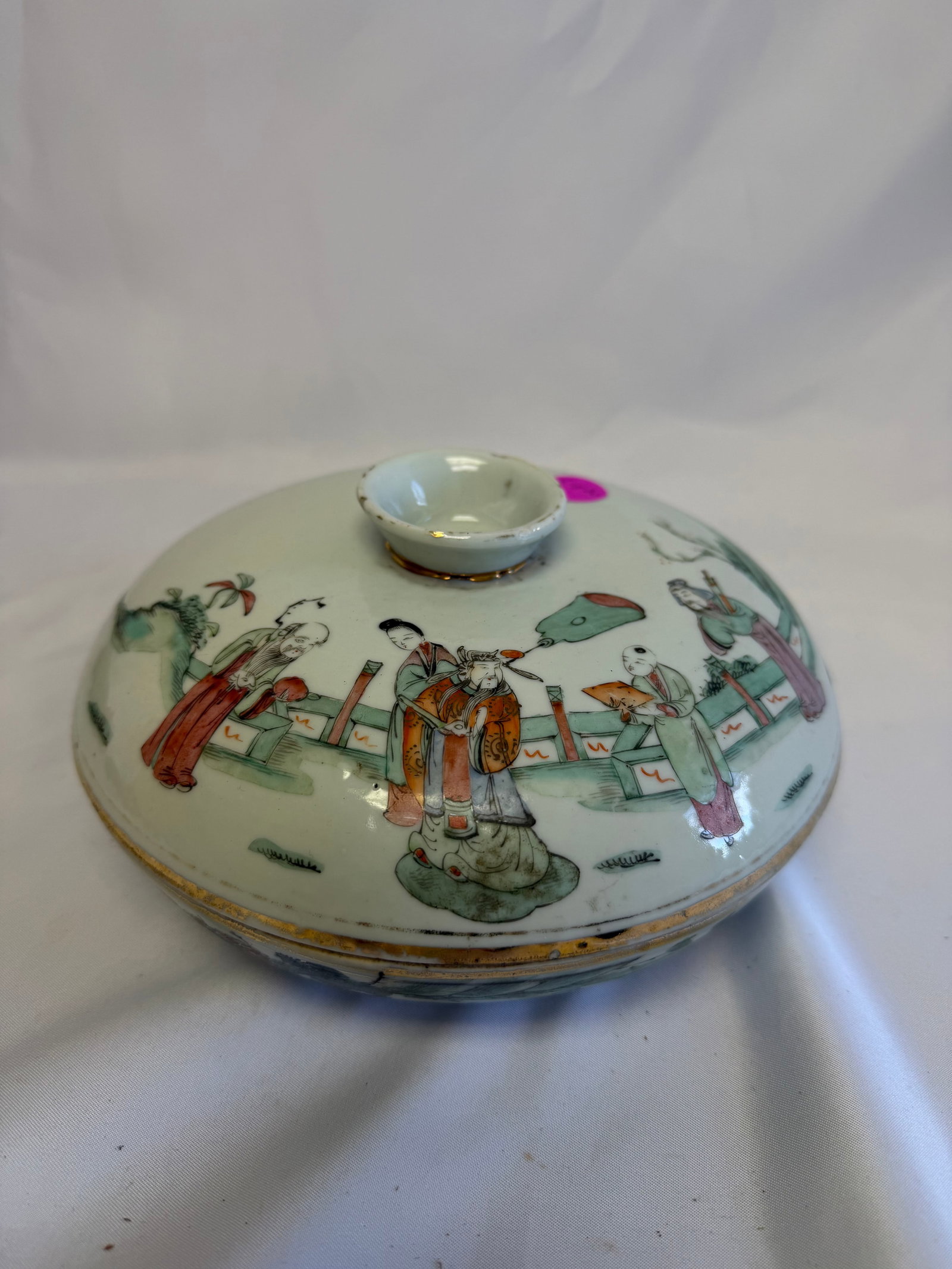 Chinese Famille Rose Scene Porcelain China Large Box: Size: 7.3 inch. Provenance: From New Castle DE collector. Preview Day: Preview open On Jun 13th Sat 10AM-4 PM, welcome. We can offer Affordable, Reliable packing and shipping to all over the world for
