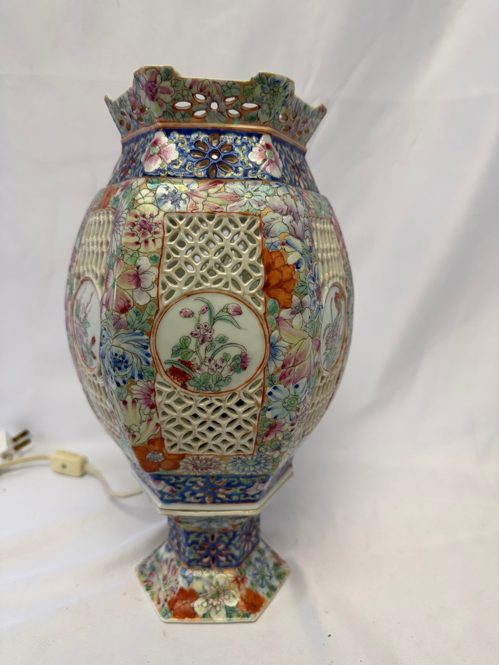 Chinese Enameled Famille Rose Gilded Flowers Porcelain China Lamp (1 of 8)