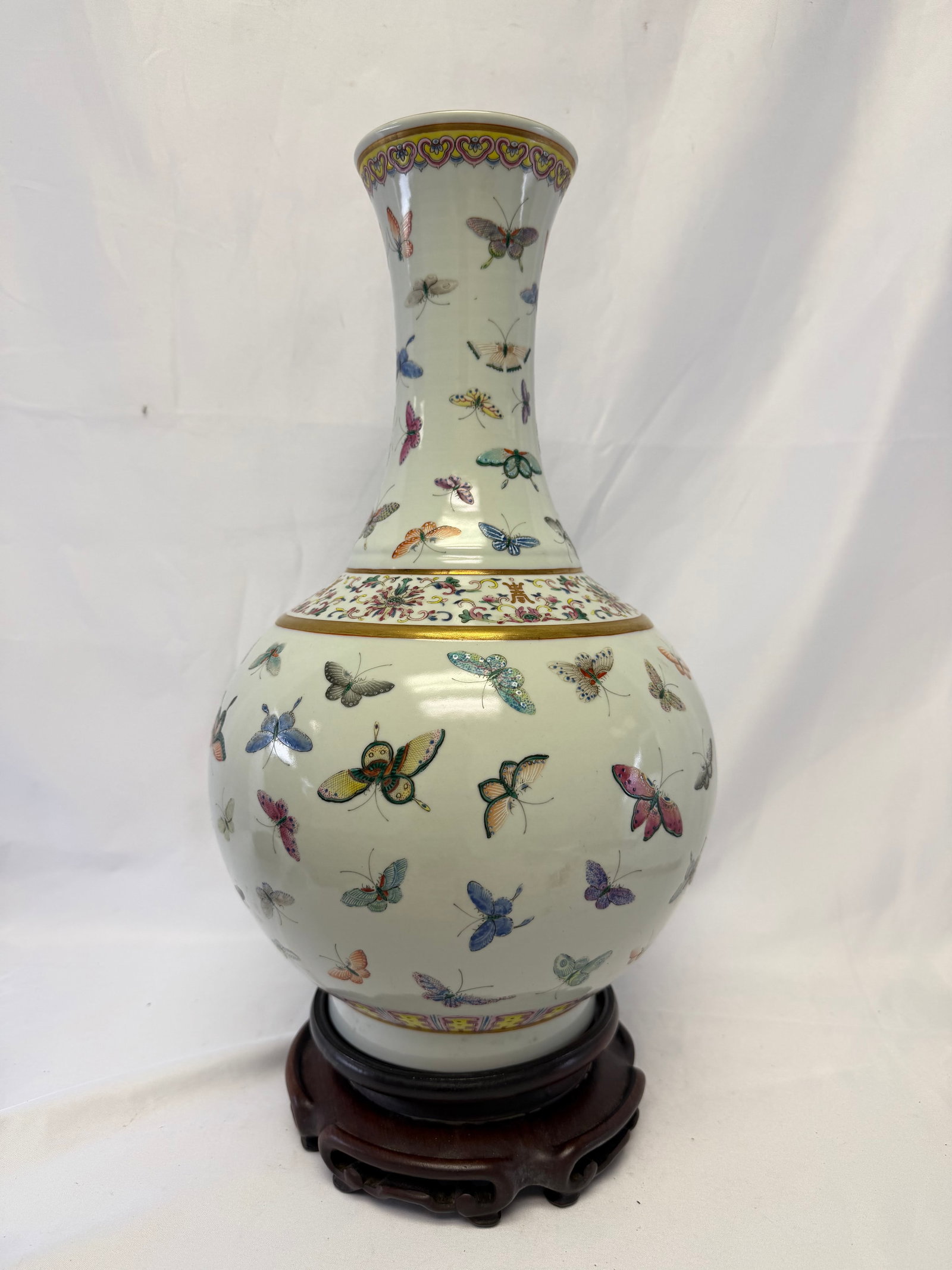 Chinese Enameled Famille Rose butterfly Porcelain China vase Six Red Characters Mark: Size: 16 inch. Provenance: From West Chester PA collector. Preview Day: Preview open On Jun 13th Sat 10AM-4 PM, welcome. We can offer Affordable, Reliable packing and shipping to all over the world fo