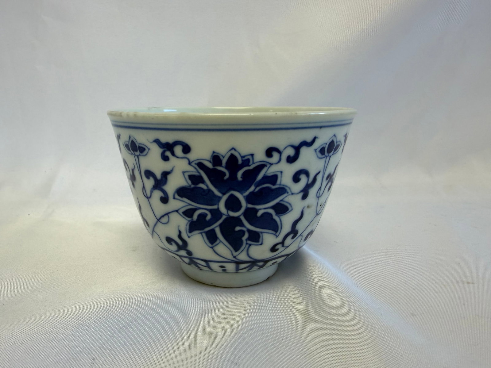 Chinese antique blue and white lotus porcelain tea cup mark: Size: width 3.3 inch. Provenance: From Newark DE collector. Preview Day: Preview open On Sep 5th Sat 10AM-4 PM, welcome. We can offer Affordable, Reliable packing and shipping to all over the world fo