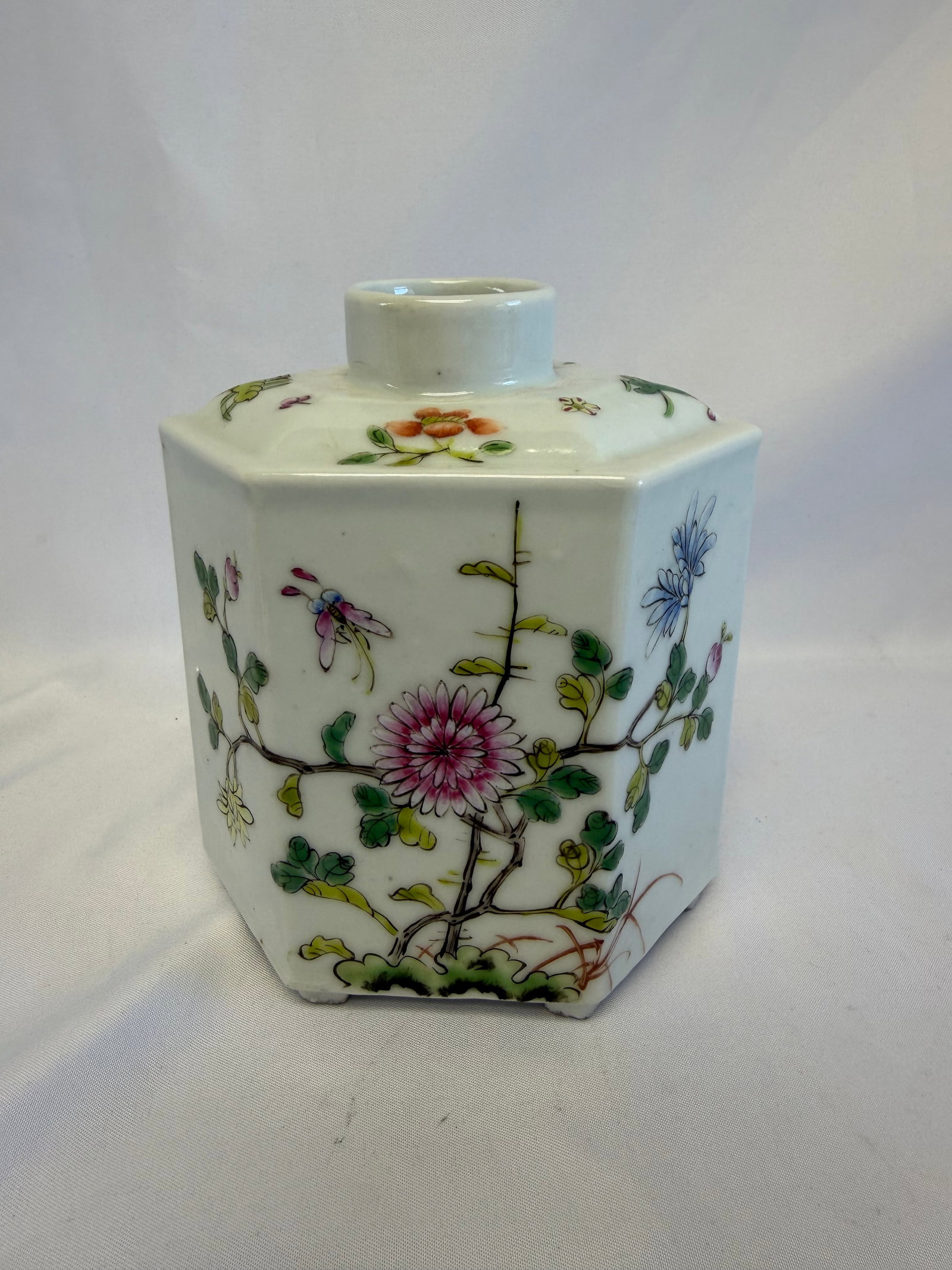 Chinese Famille Rose Porcelain Tea Jar: Size: 5.5 inch. Provenance: From Newark DE collector. Preview Day: Preview open On Sep 5th Sat 10AM-4 PM, welcome. We can offer Affordable, Reliable packing and shipping to all over the world for most