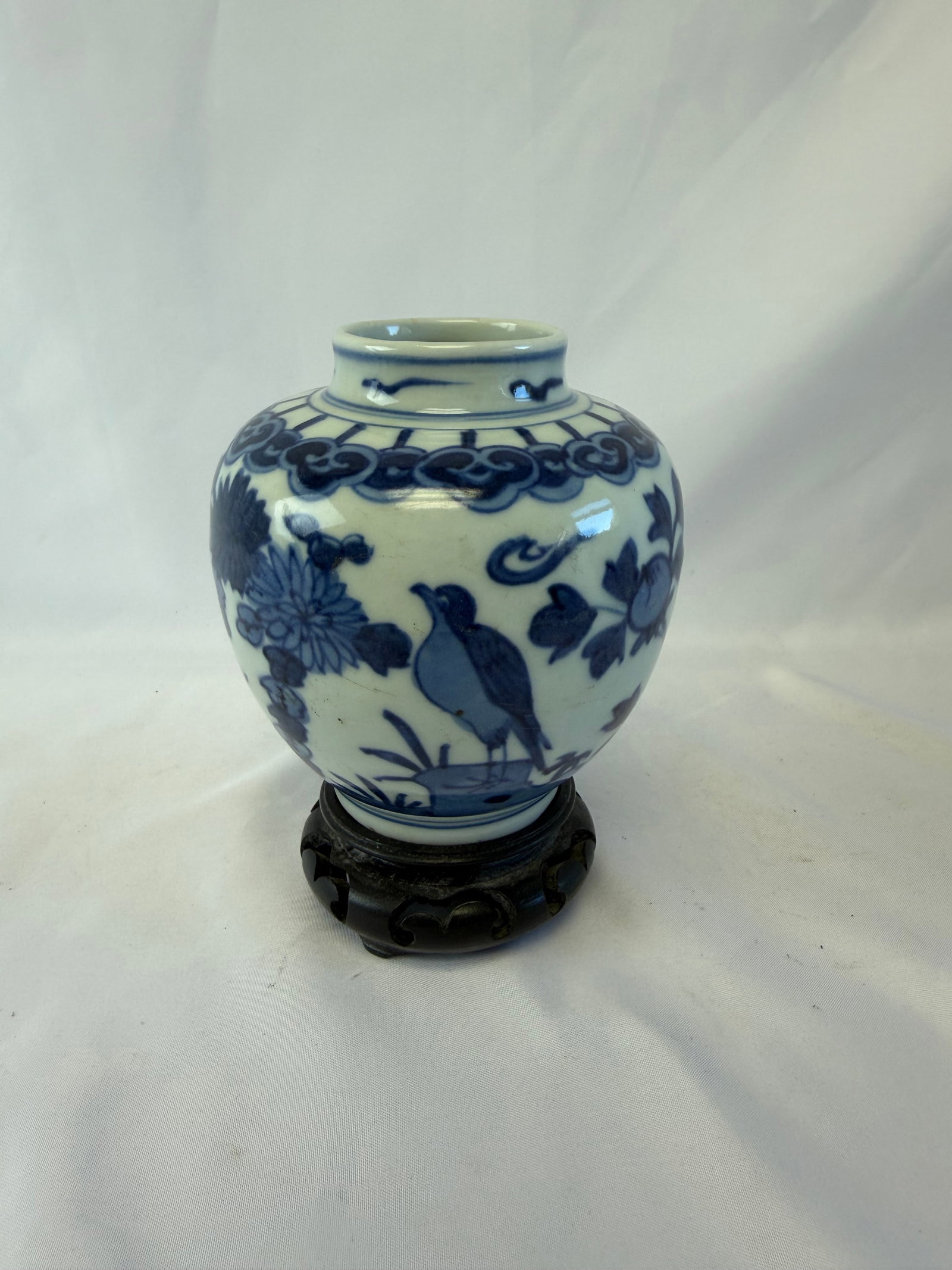 Chinese Blue And White birds and garden Porcelain China jar: Size: tall 3.9inch. Provenance: From bear DE collector. Preview Day: Preview open On Sep 5th Sat 10AM-4 PM, welcome. We can offer Affordable, Reliable packing and shipping to all over the world for mo